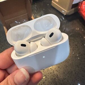 AirPods Pro (2nd gen) USB C charging case - Amazon open box
